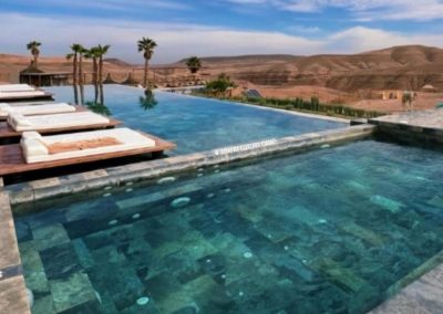 Camp dans le désert d'agafay près de Marrakech