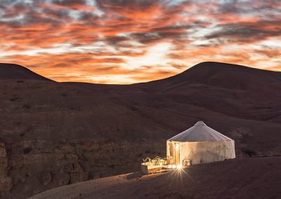 Camp dans le désert d'agafay près de Marrakech